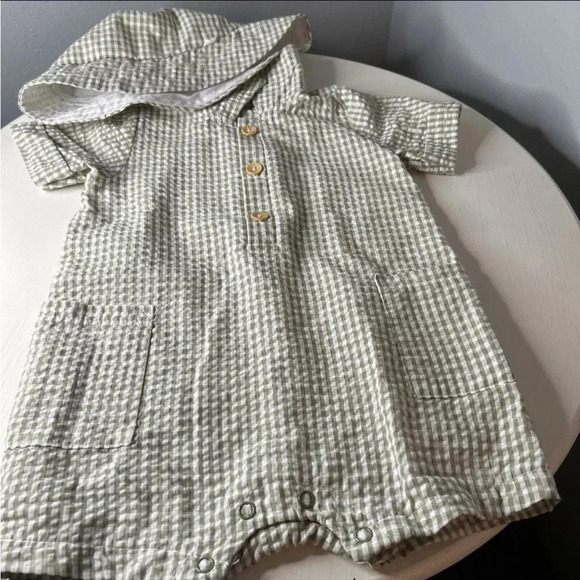 Liam & James Bodysuit Size 6-9m With Hat - Picture 2 of 8